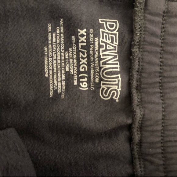 Wpmen's Gray Peanut's Sweatshorts with Snoopy, Size XL - Picture 3 of 4